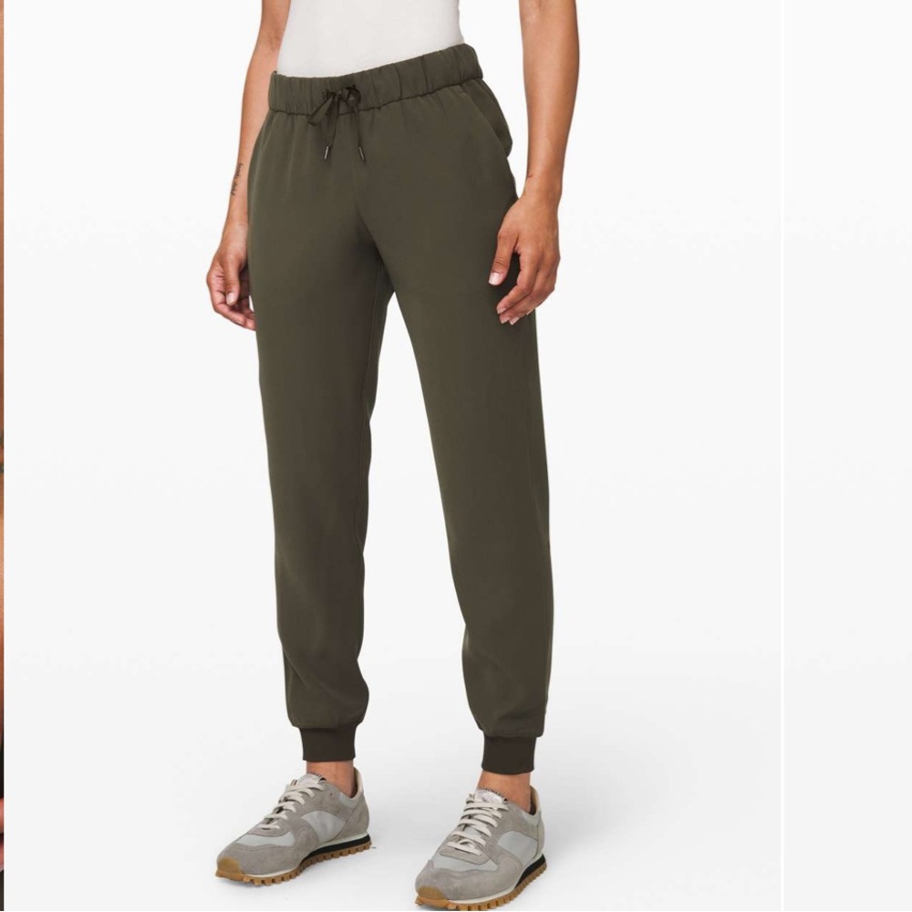 On The Fly Joggers in Dark Olive